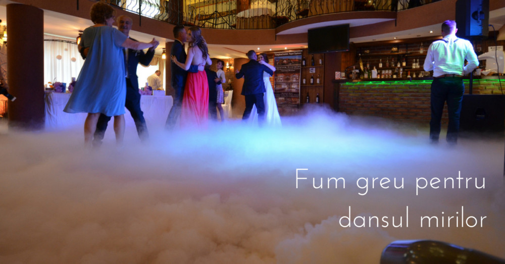 Fum greu cu gheata carbonica pentru dansul mirilor